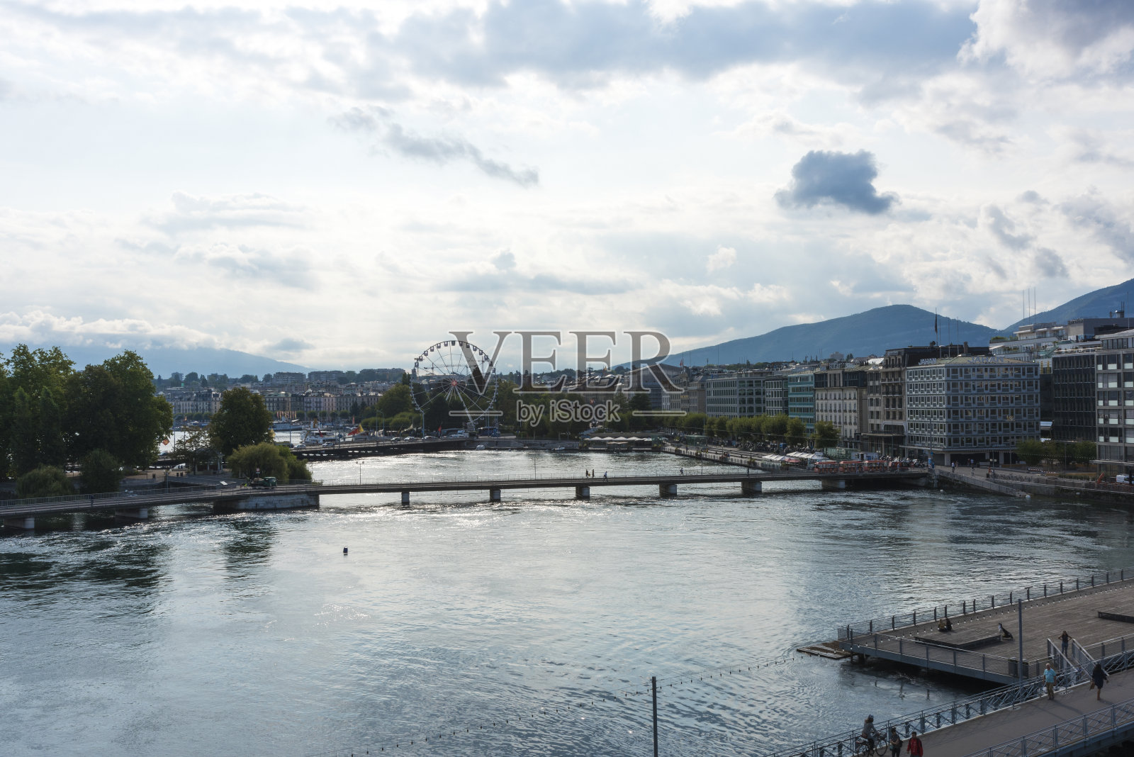日内瓦市的全景从瑞士的湖照片摄影图片
