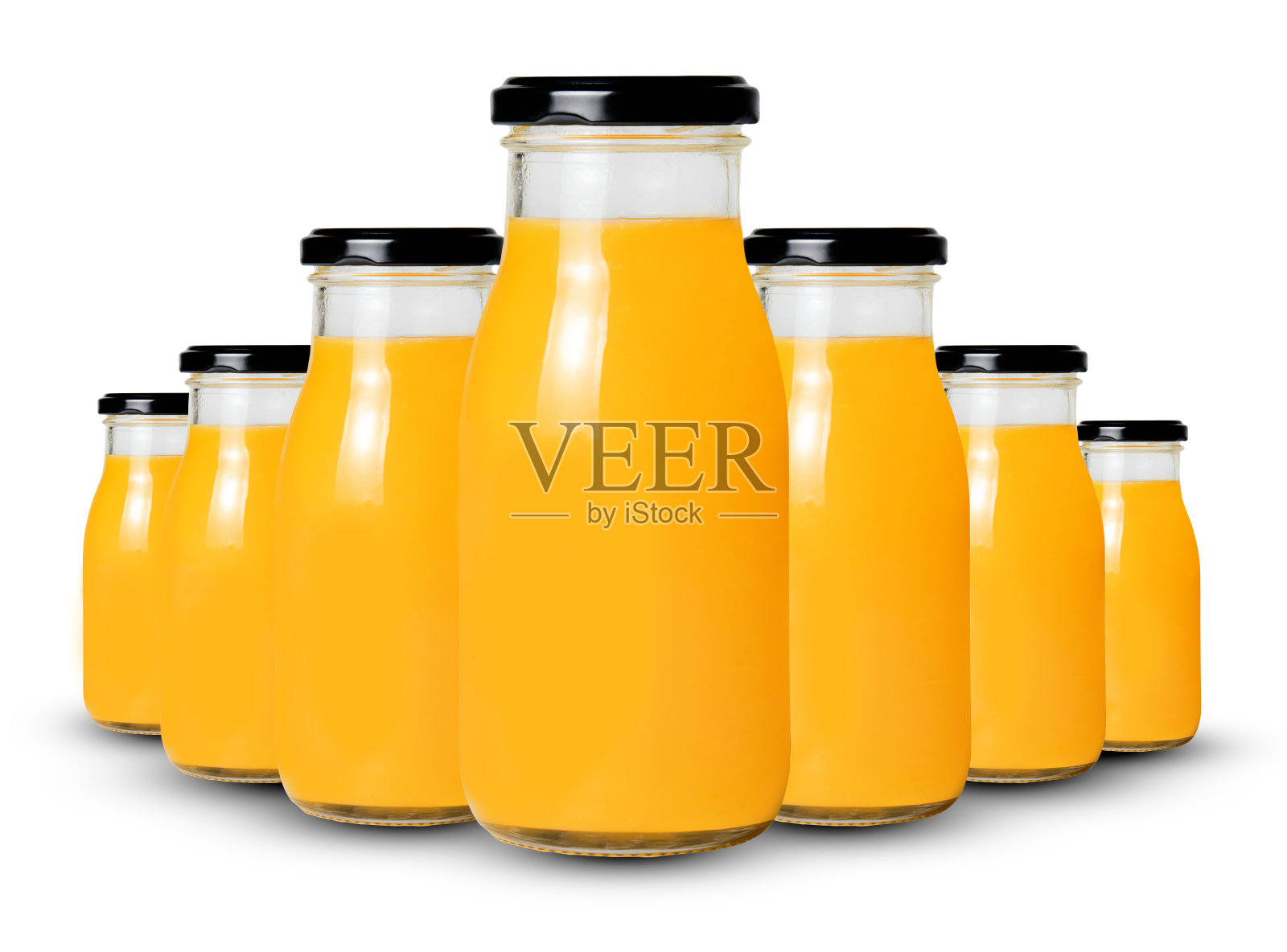 在白色背景上分离出的一排新鲜橙汁瓶照片摄影图片