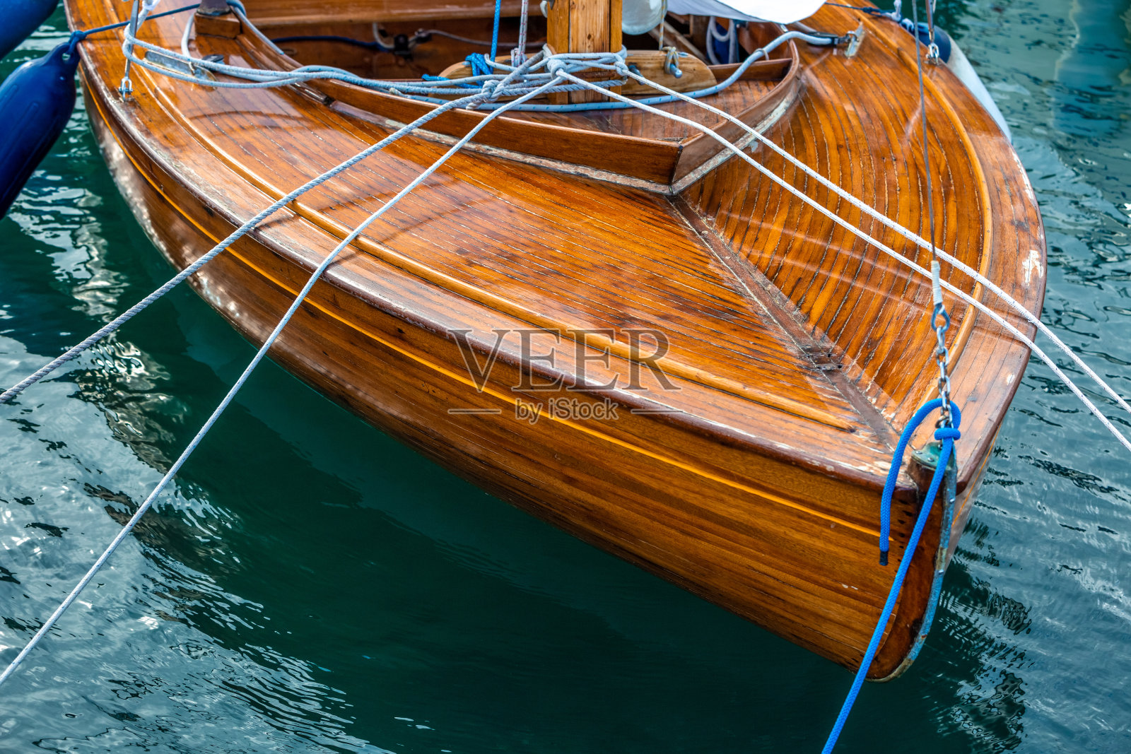 特写的复古木制棕色船抛锚在海上孤立照片摄影图片