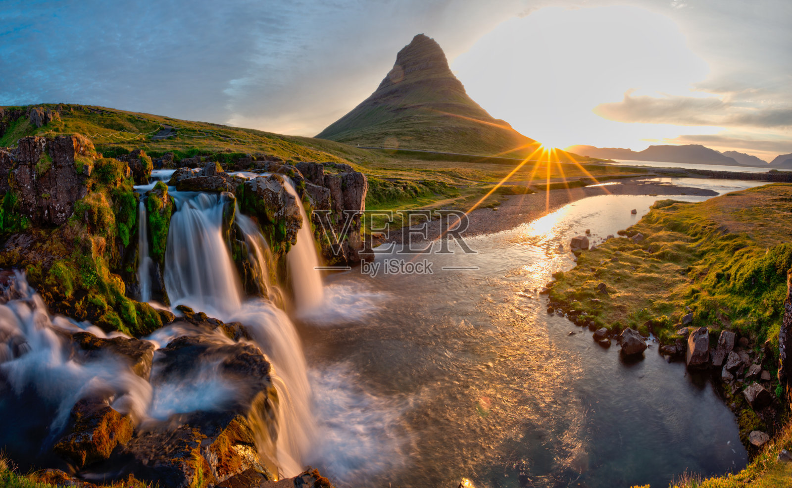 冰岛Kirkjufellsfoss瀑布和Kirkjufell山的日出美景。照片摄影图片