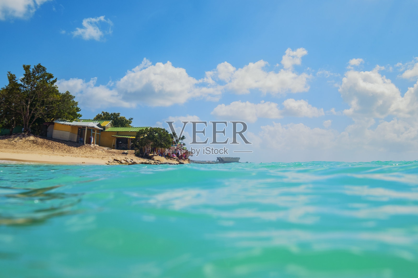 从海边看海滩-加勒比海-多米尼加海滩-蓬塔卡纳照片摄影图片