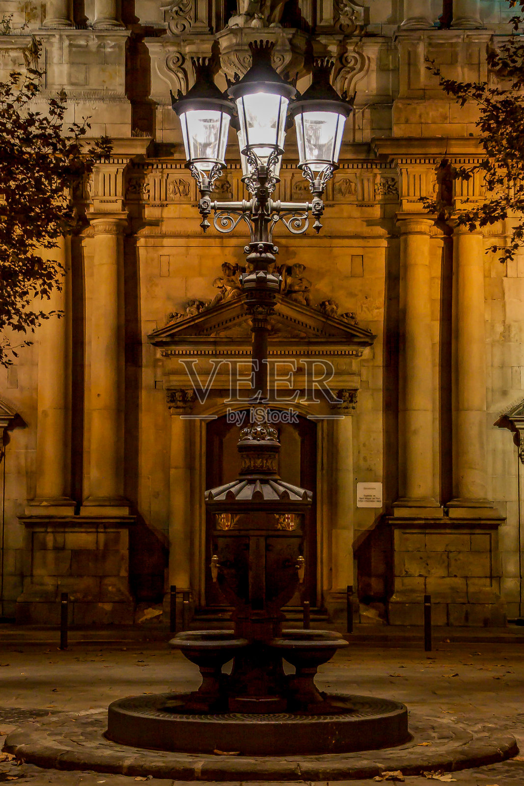在西班牙巴塞罗那一个美丽的夜晚，一盏灯笼的景象照片摄影图片