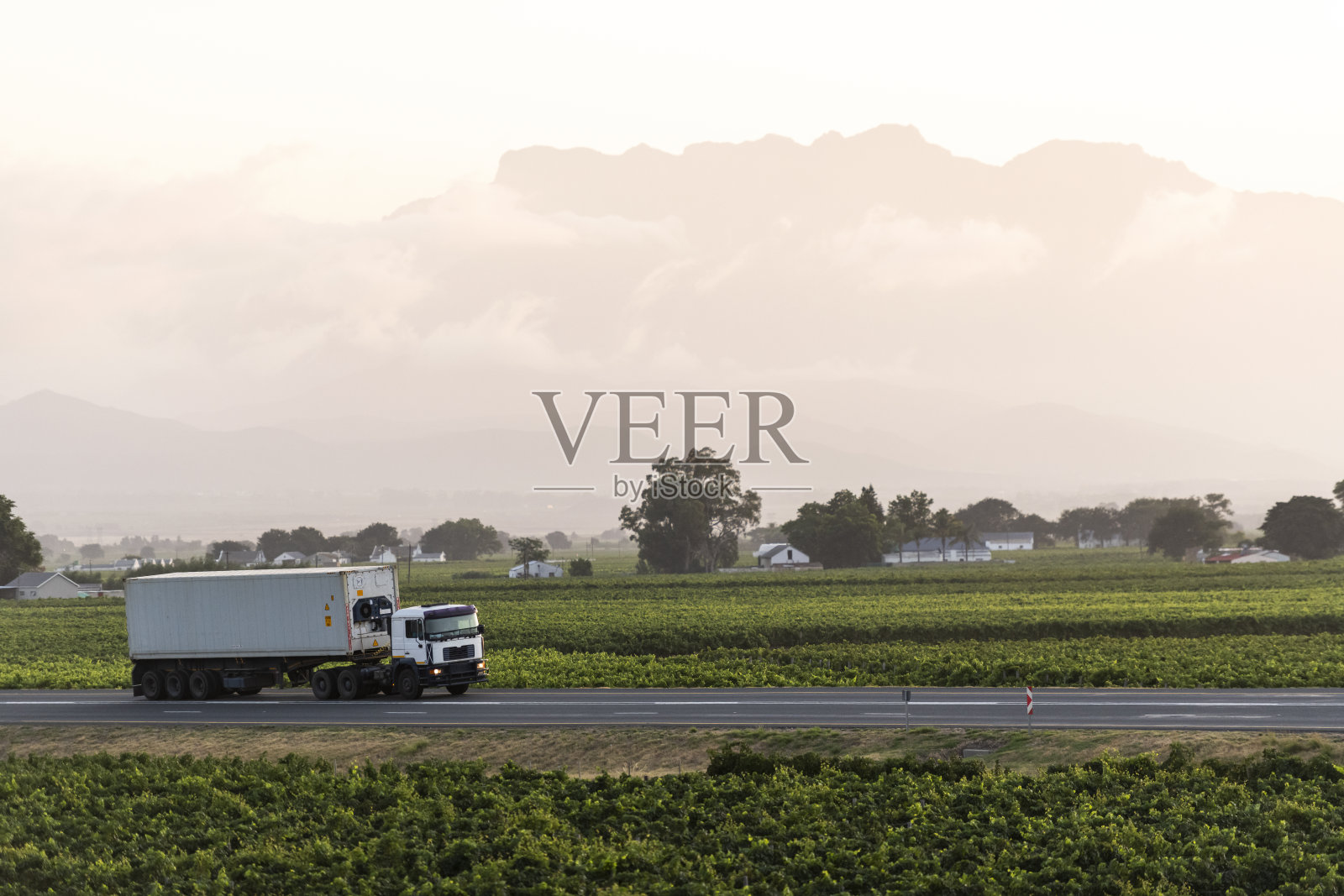 清晨，南非绿色乡村公路上的货运活动照片摄影图片