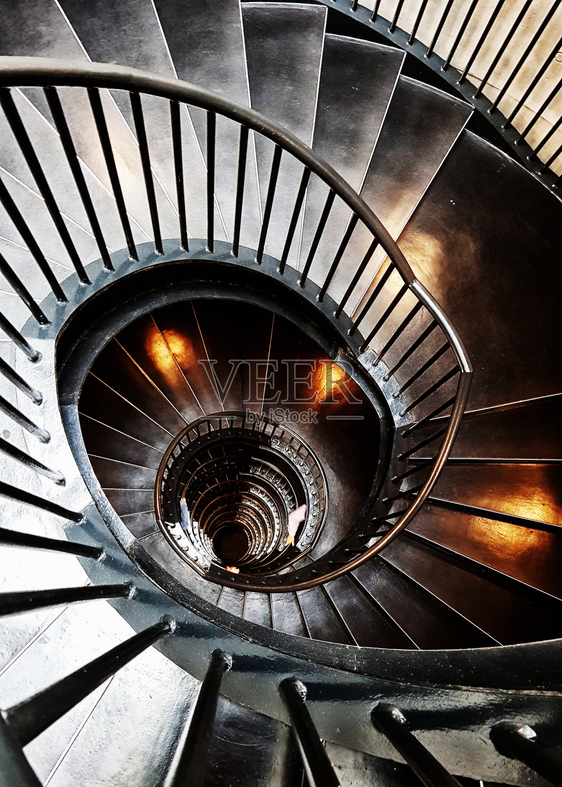 螺旋楼梯形成明亮的抽象图案照片摄影图片