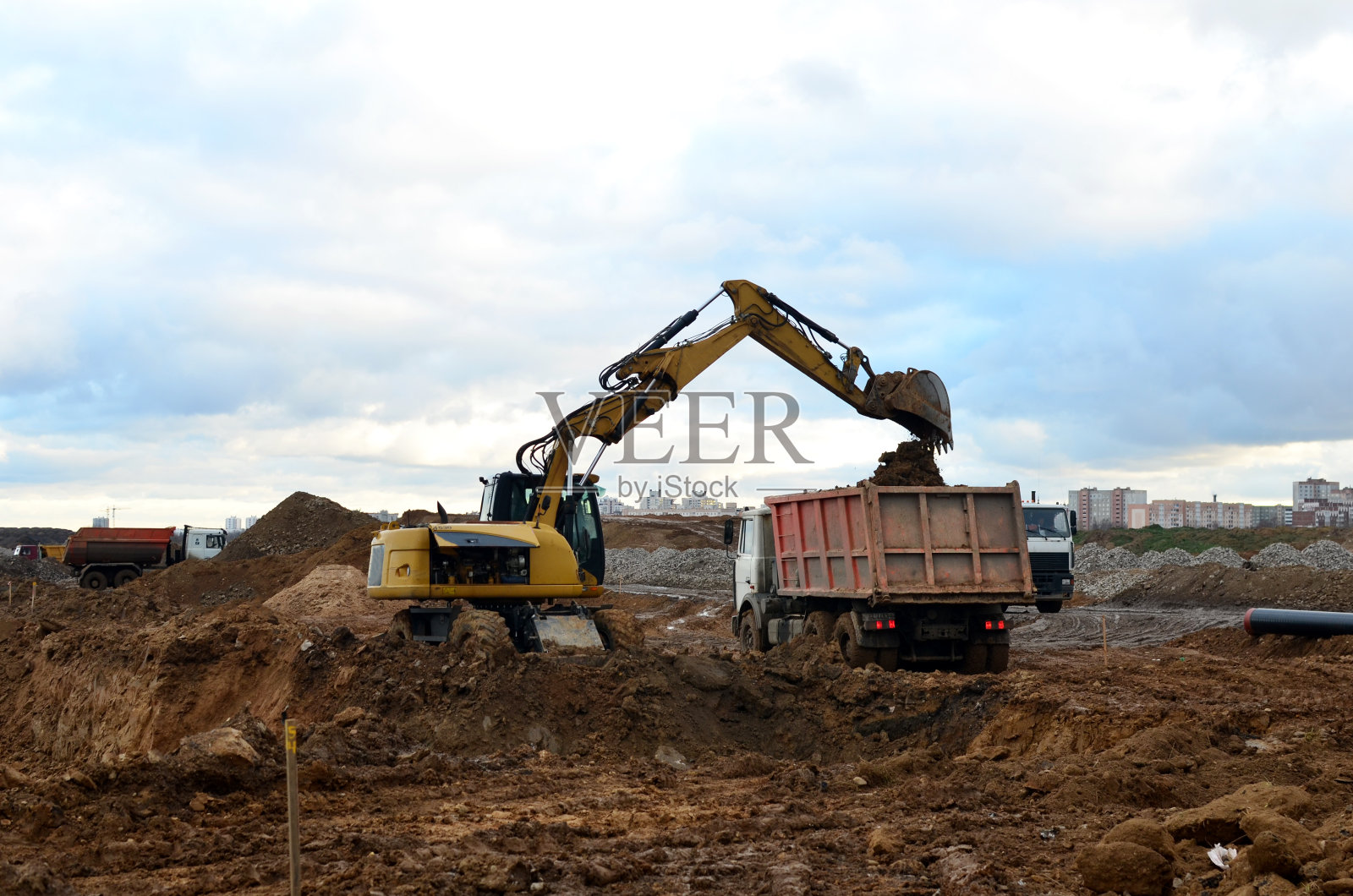 挖土机把沙子装到工地的重型自卸车上照片摄影图片
