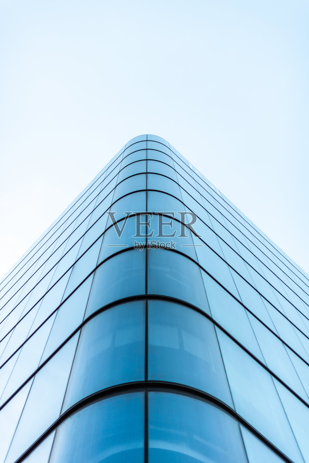 全景和透视广角视角以钢浅蓝色背景的玻璃高层建筑摩天楼商业现代城市的未来。成功的工业建筑商业理念照片摄影图片