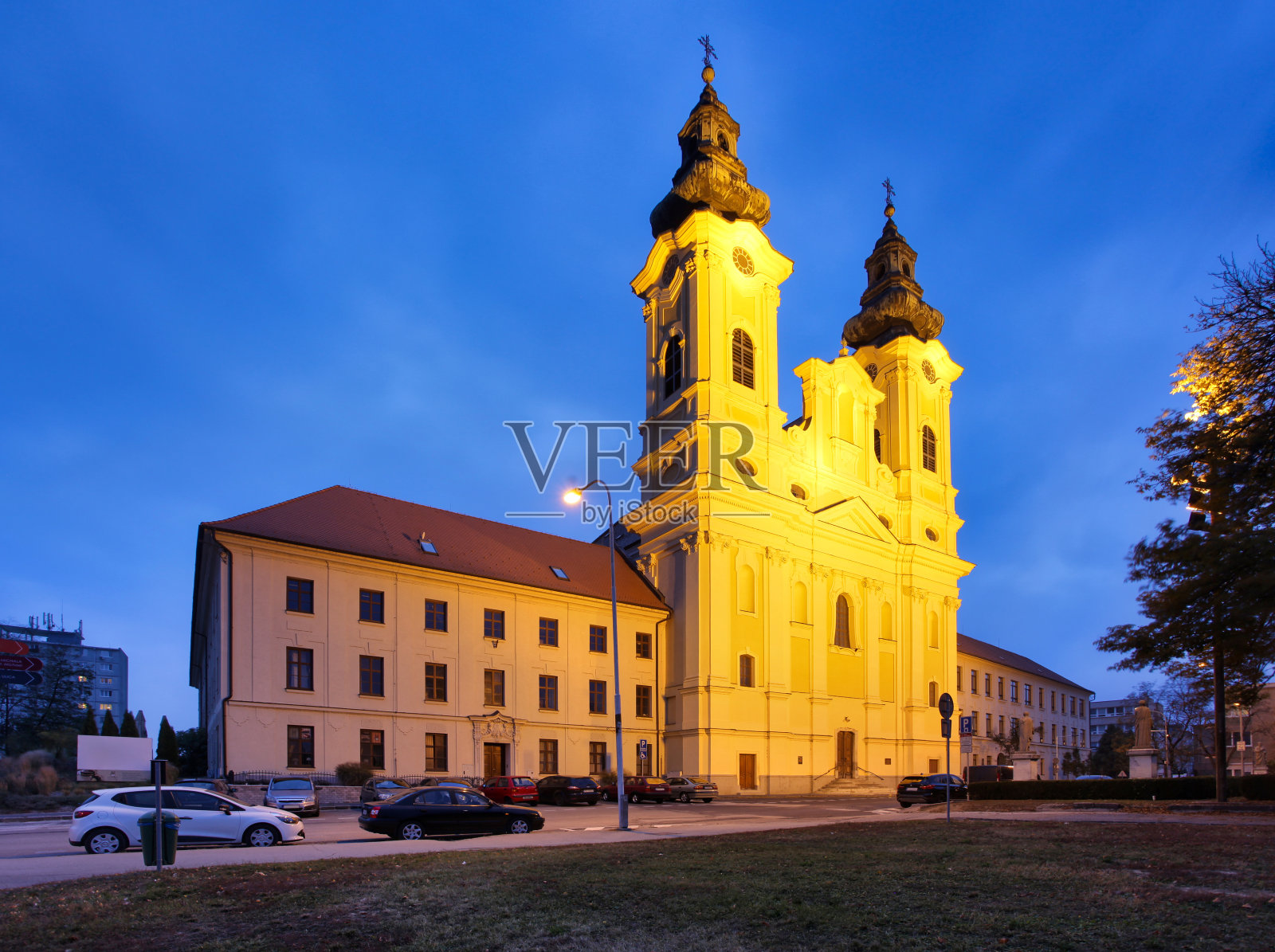 尼特拉的夜晚，拉迪斯拉夫教堂-斯洛伐克照片摄影图片