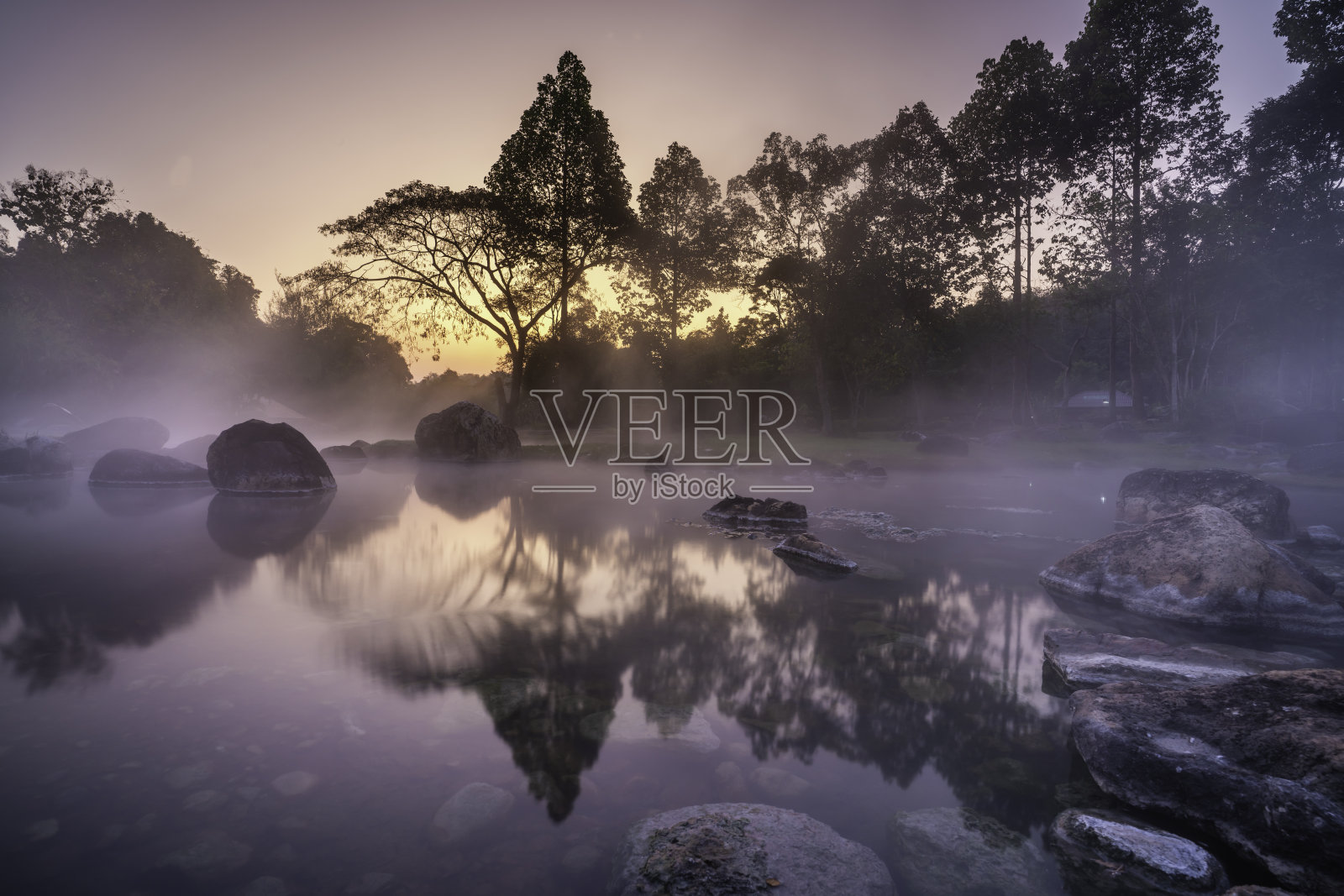泰国南邦Chae Son国家公园的温泉自然浴。在清晨的日出。泰国北部群山环绕的天然温泉浴池。照片摄影图片