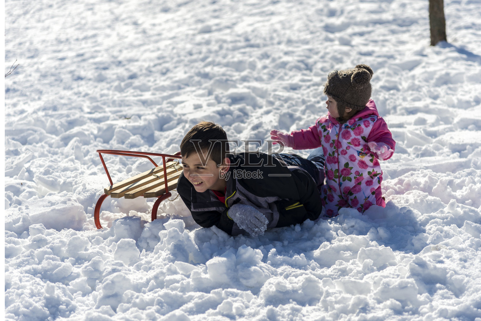 快乐的孩子们在雪地里玩耍照片摄影图片