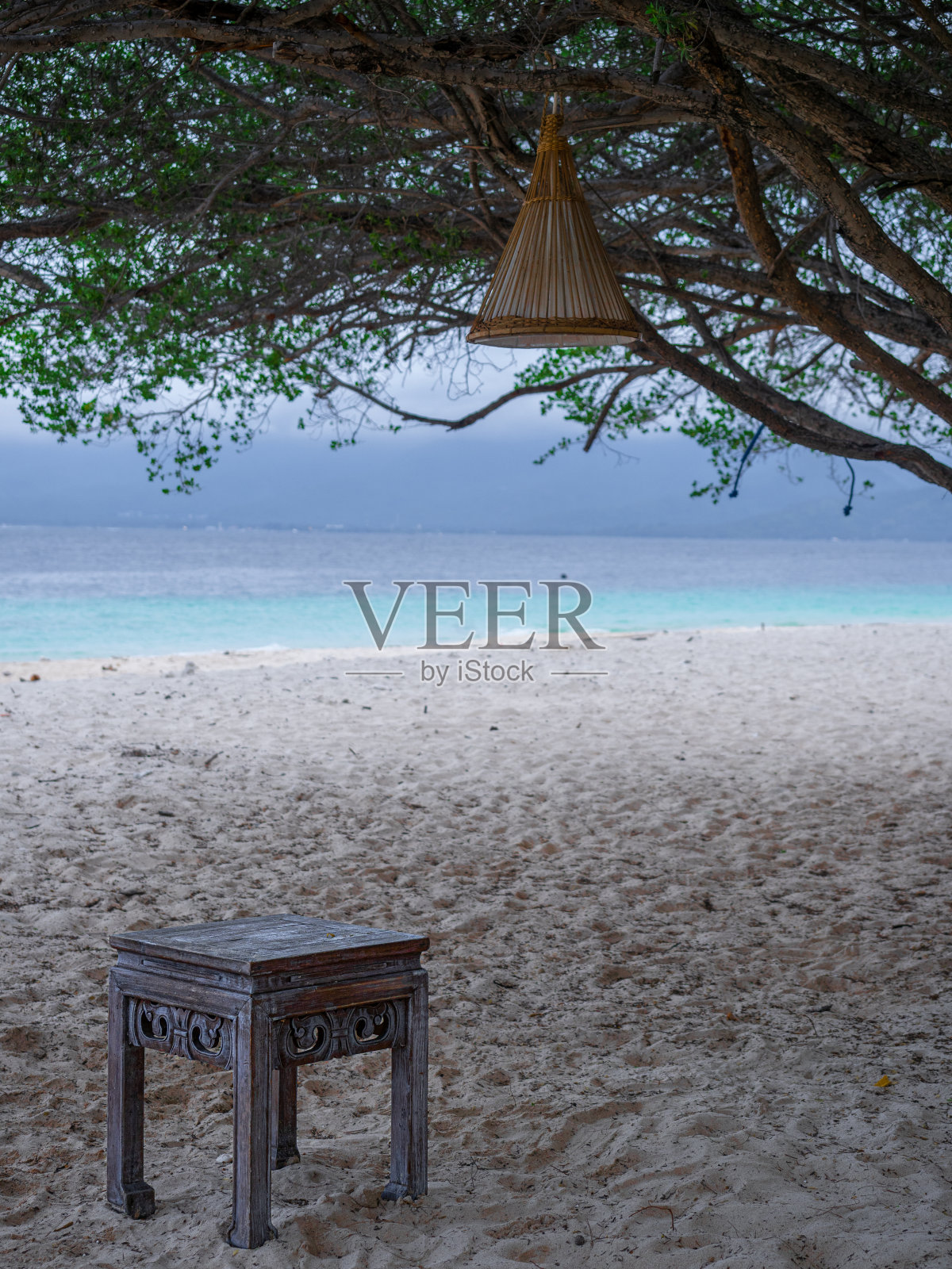 美丽的海滩景色在Gili Meno印度尼西亚之间的树与一个凳子放松照片摄影图片