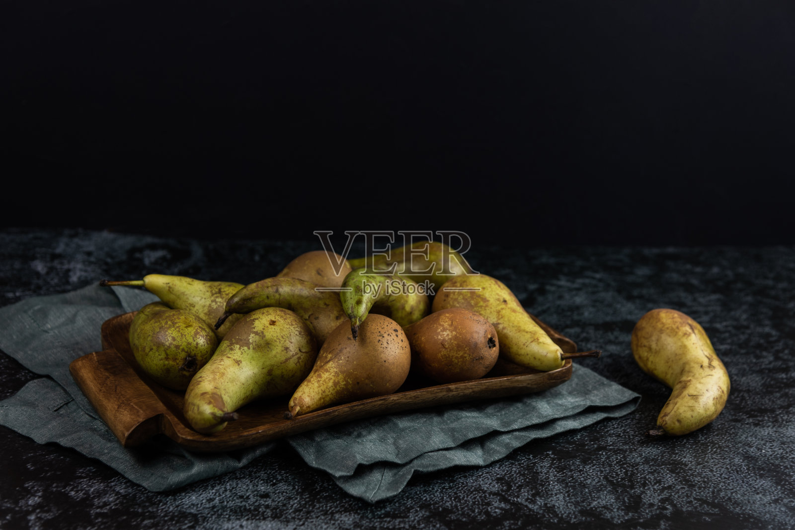 黑色背景上的未着色的天然梨照片摄影图片