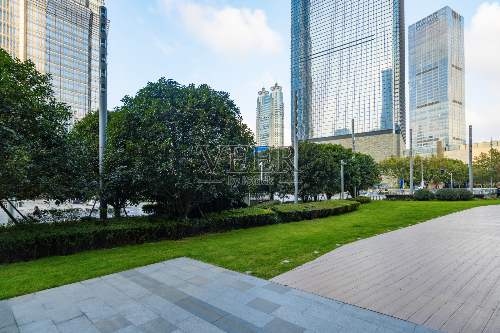 在中国的金融中心上海，城市道路上空荡荡的楼层和摩天大楼照片摄影图片