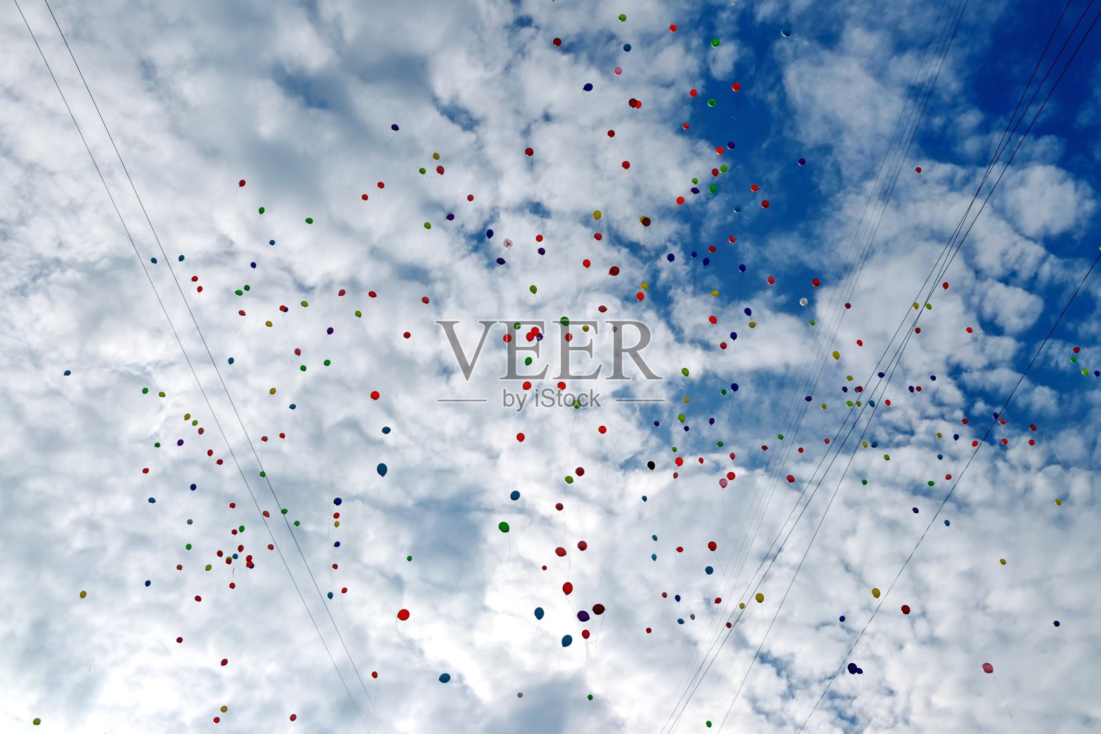 蓝色的天空中有许多彩色的气球照片摄影图片