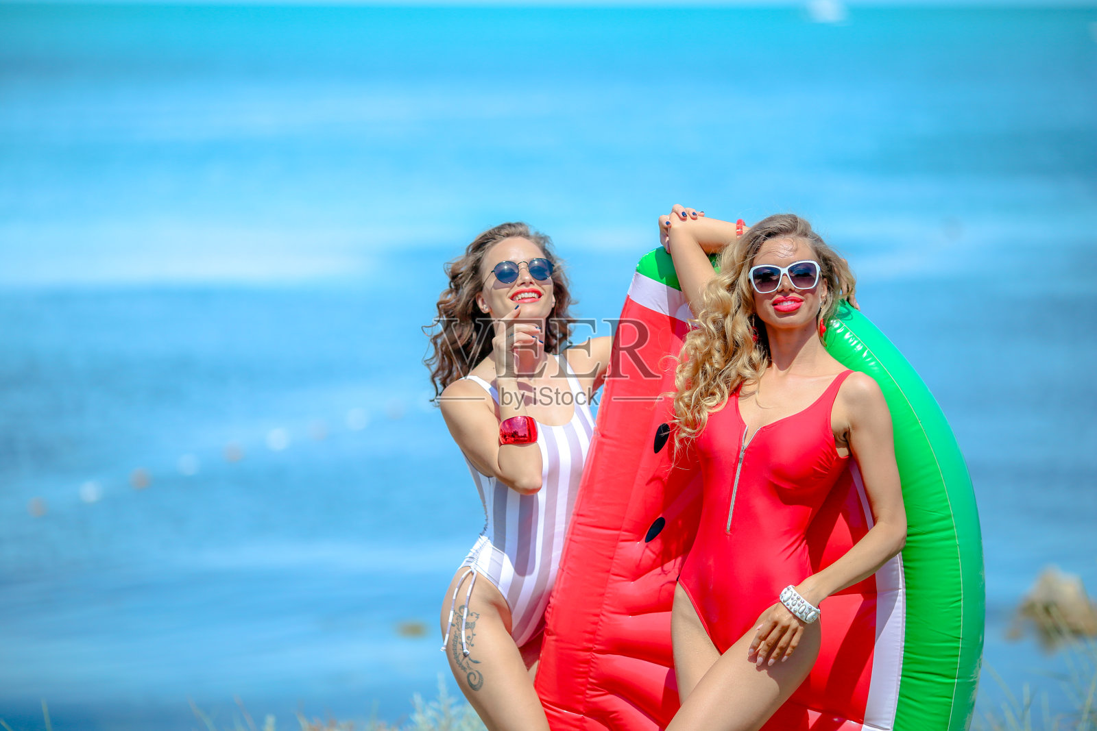 两个女人在海边度假照片摄影图片