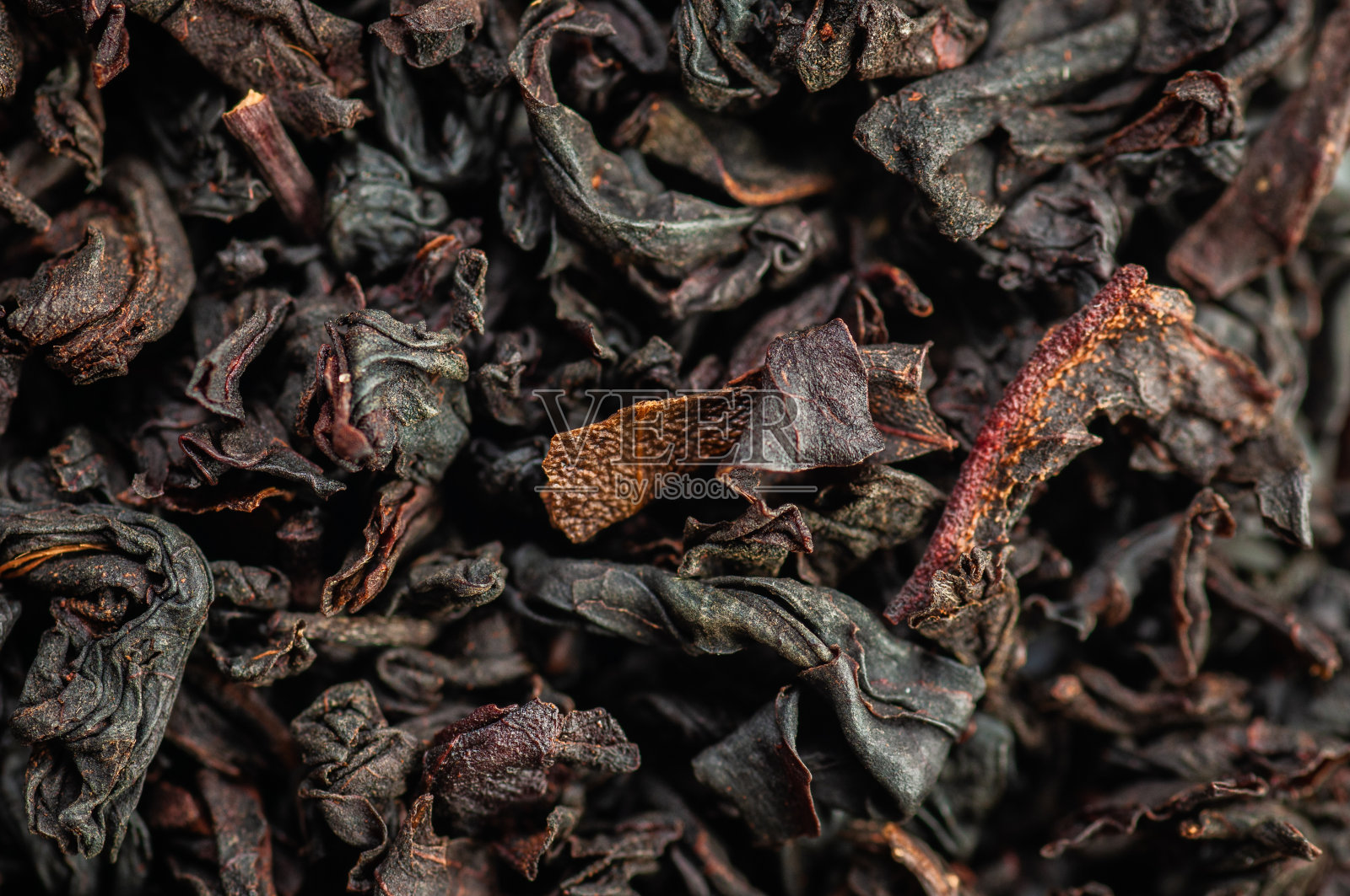 茶叶黑色与花瓣。照片摄影图片