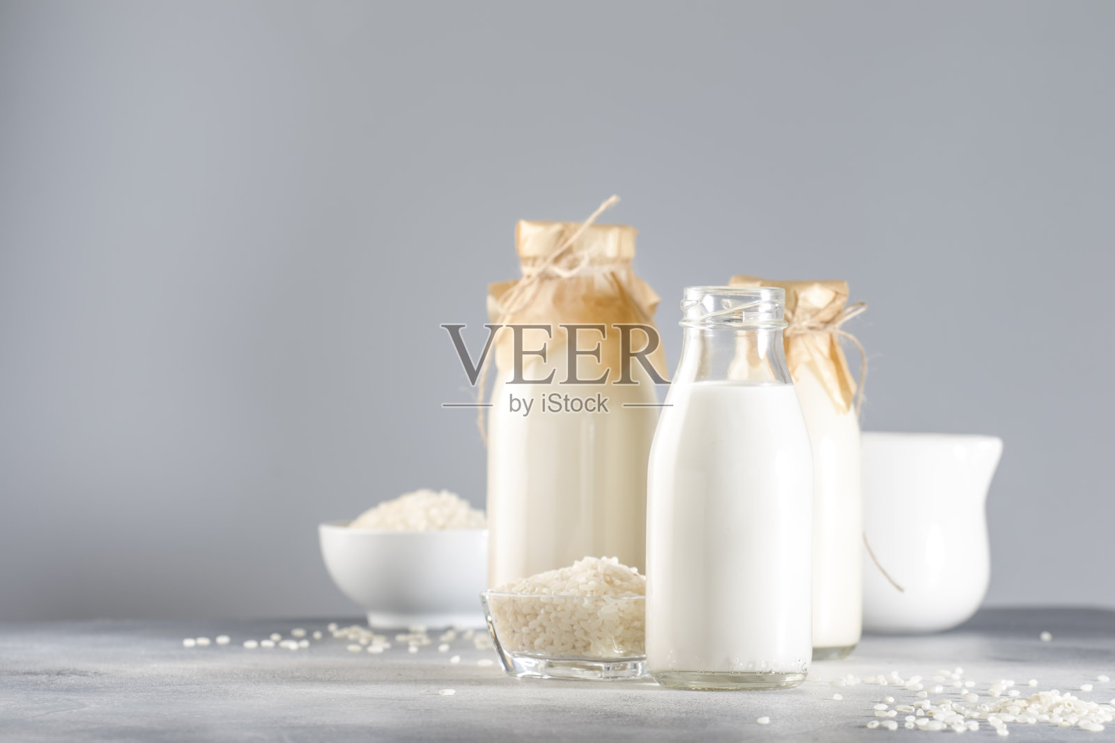 素食大米植物奶瓶，特写，灰色背景。非乳制品替代牛奶。健康素食饮品概念。本空间照片摄影图片