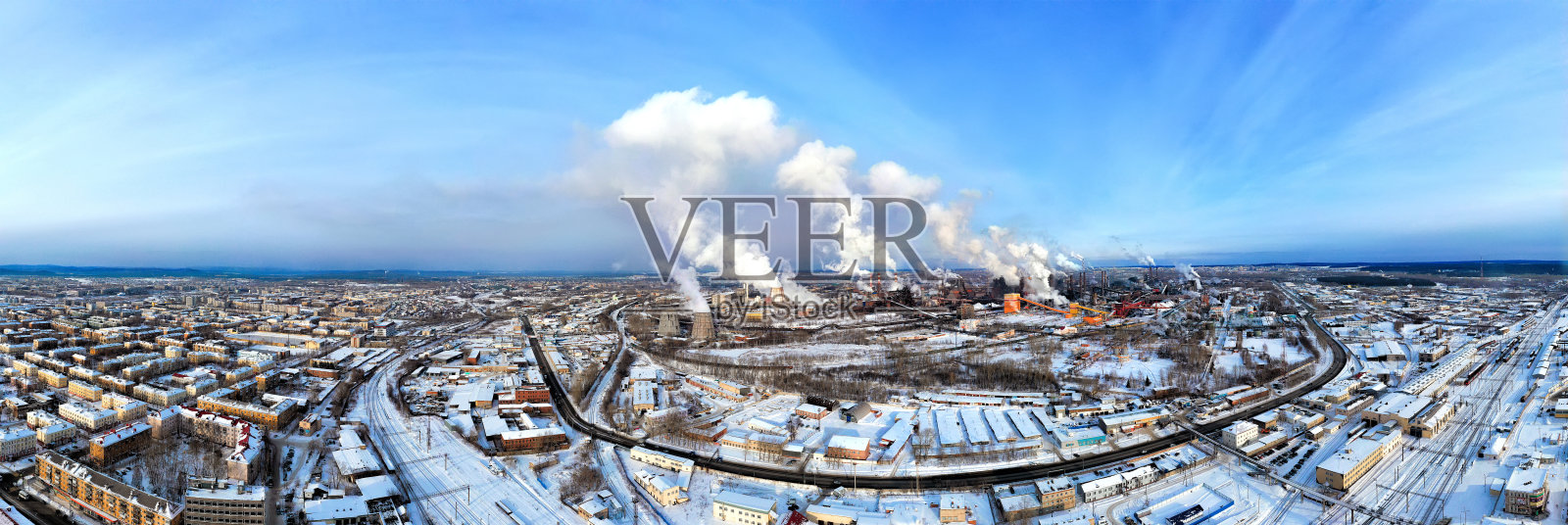 从上面俯瞰冶金厂的全景。环境污染照片摄影图片