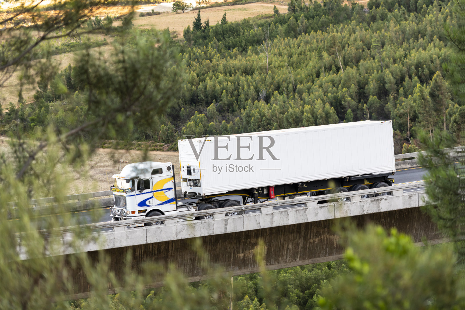 南非一座桥上货运卡车的侧视图照片摄影图片