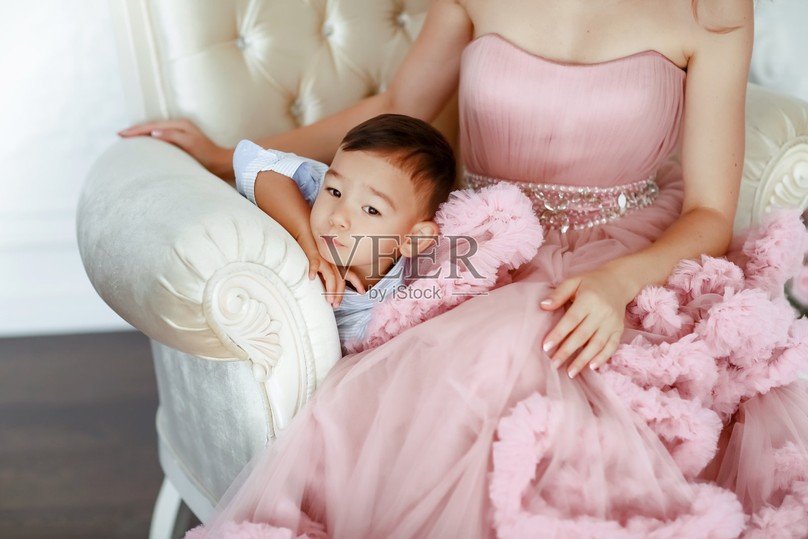 穿着优雅的裙子带着婴儿的女人照片摄影图片