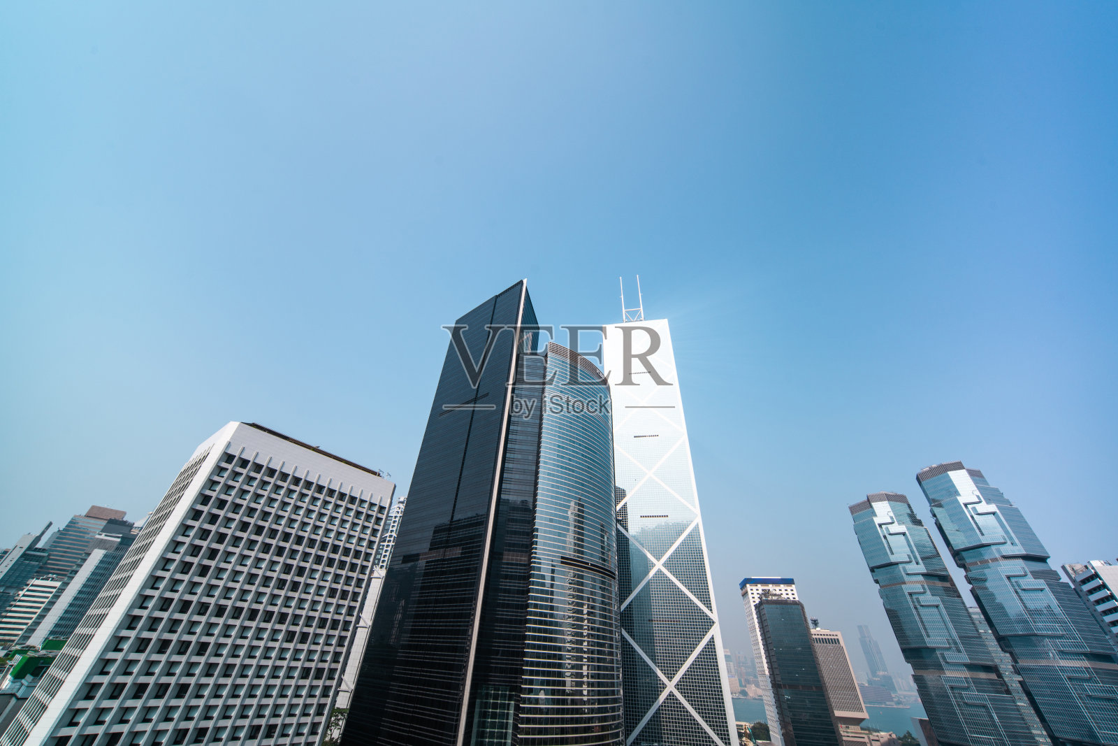 就在香港市中心现代金融摩天大楼的正下方照片摄影图片