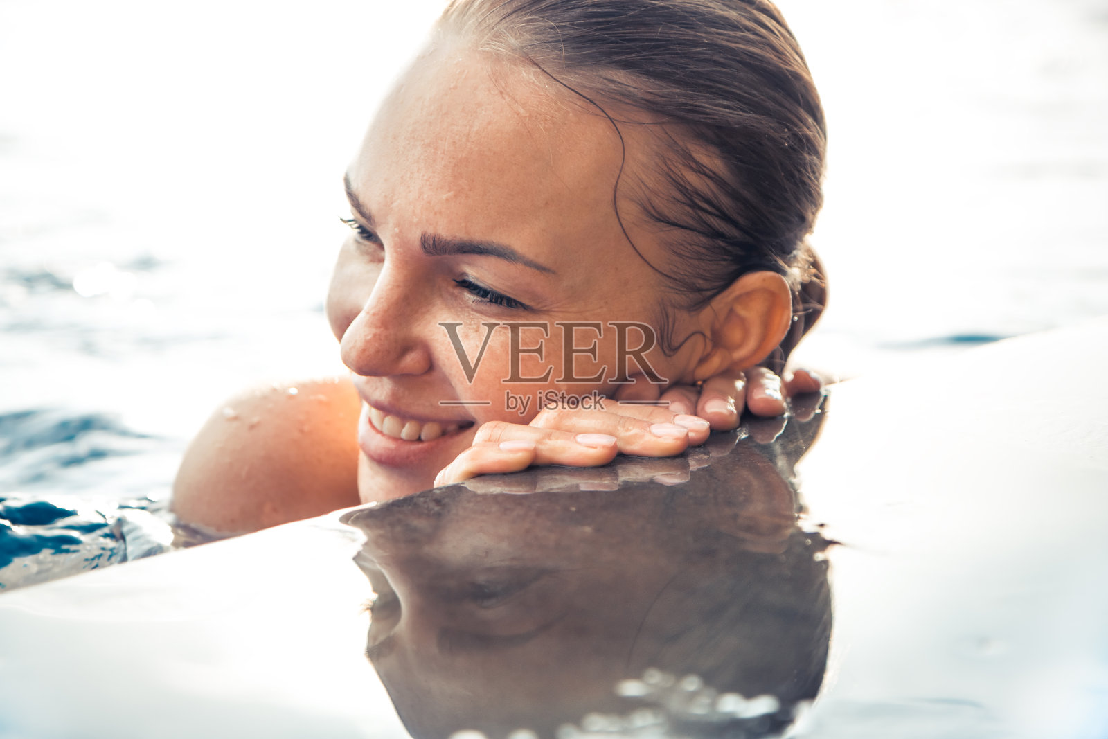 美丽快乐的女人的脸肖像在游泳池与水倒影作为暑假假期的生活方式照片摄影图片