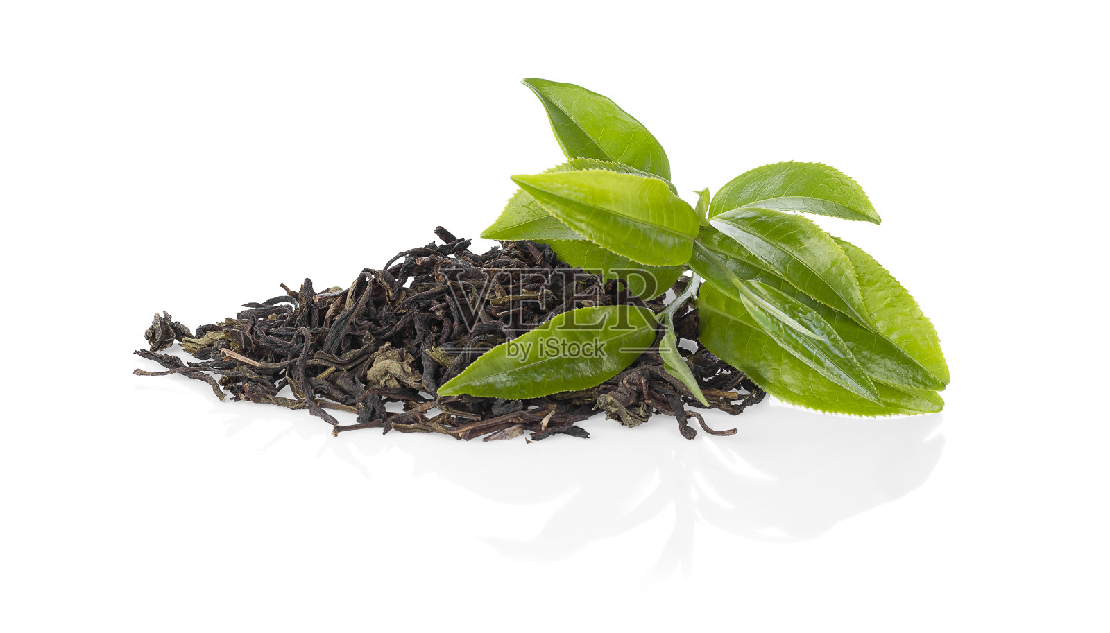 新鲜和干燥的绿茶叶子孤立在白色。照片摄影图片