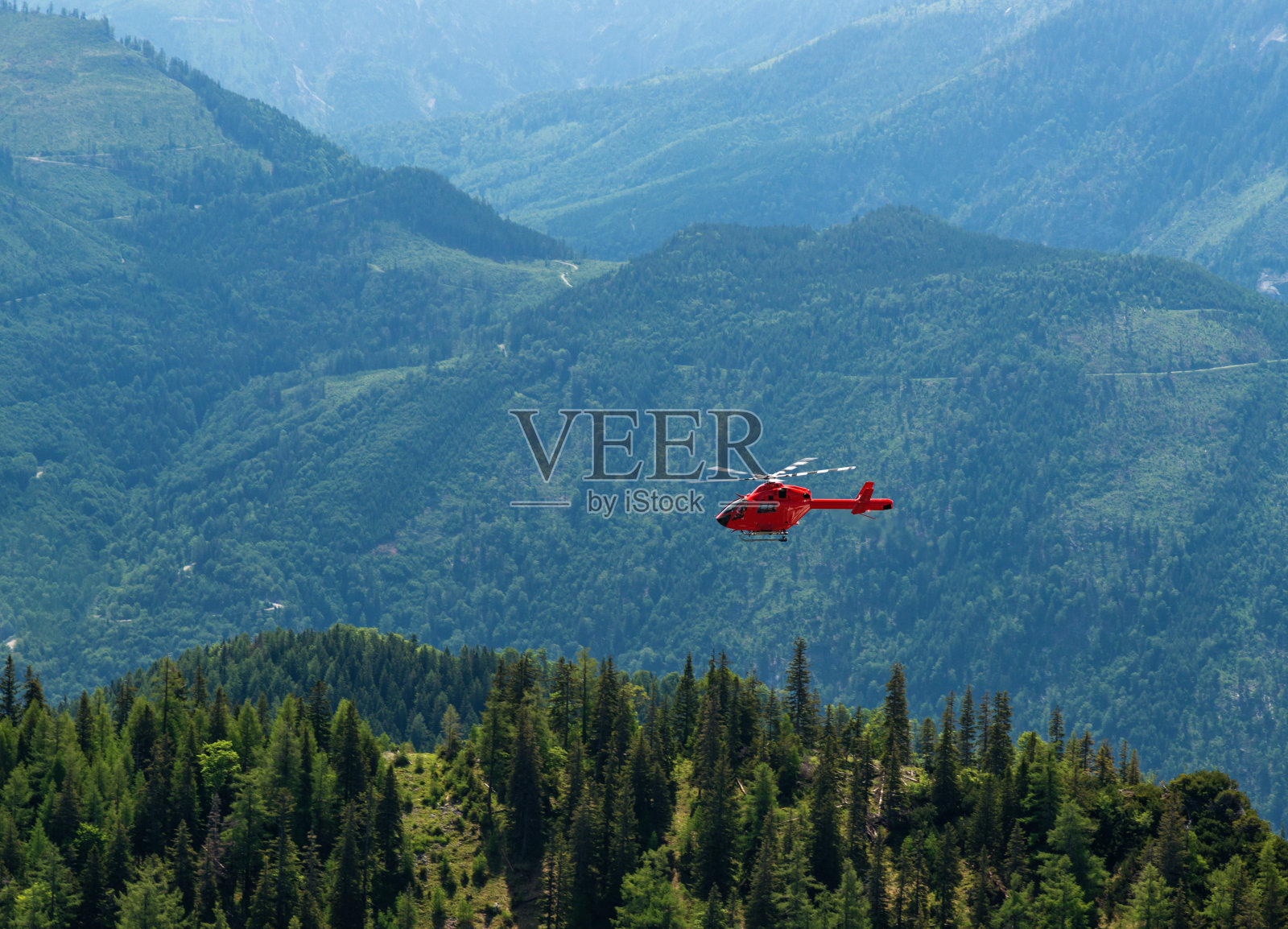 山上的红色直升机照片摄影图片