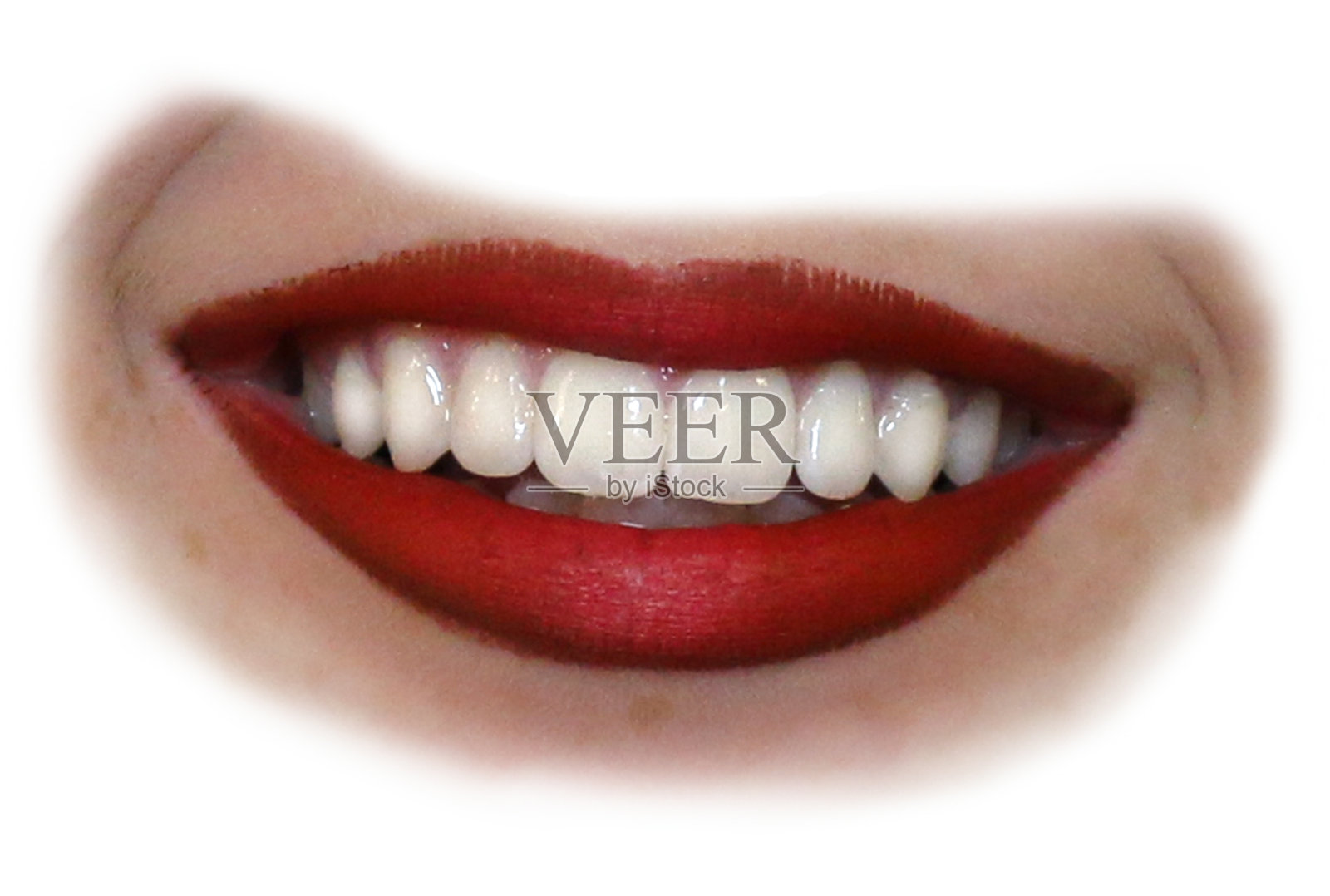 快乐少女的嘴巴微笑，嘴唇，舌头和完美的牙齿咬合/微笑后，由正牙医生的牙医，白色的牙齿和牙齿微笑，嘴唇，牙齿与红色唇膏，切割出孤立的嘴巴白色背景照片摄影图片