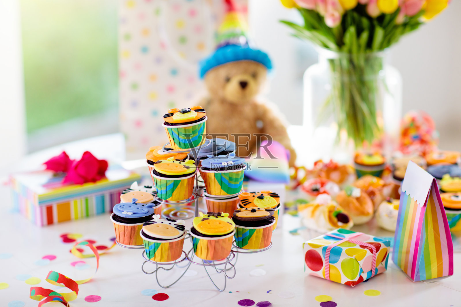 儿童生日纸杯蛋糕，儿童丛林派对。照片摄影图片