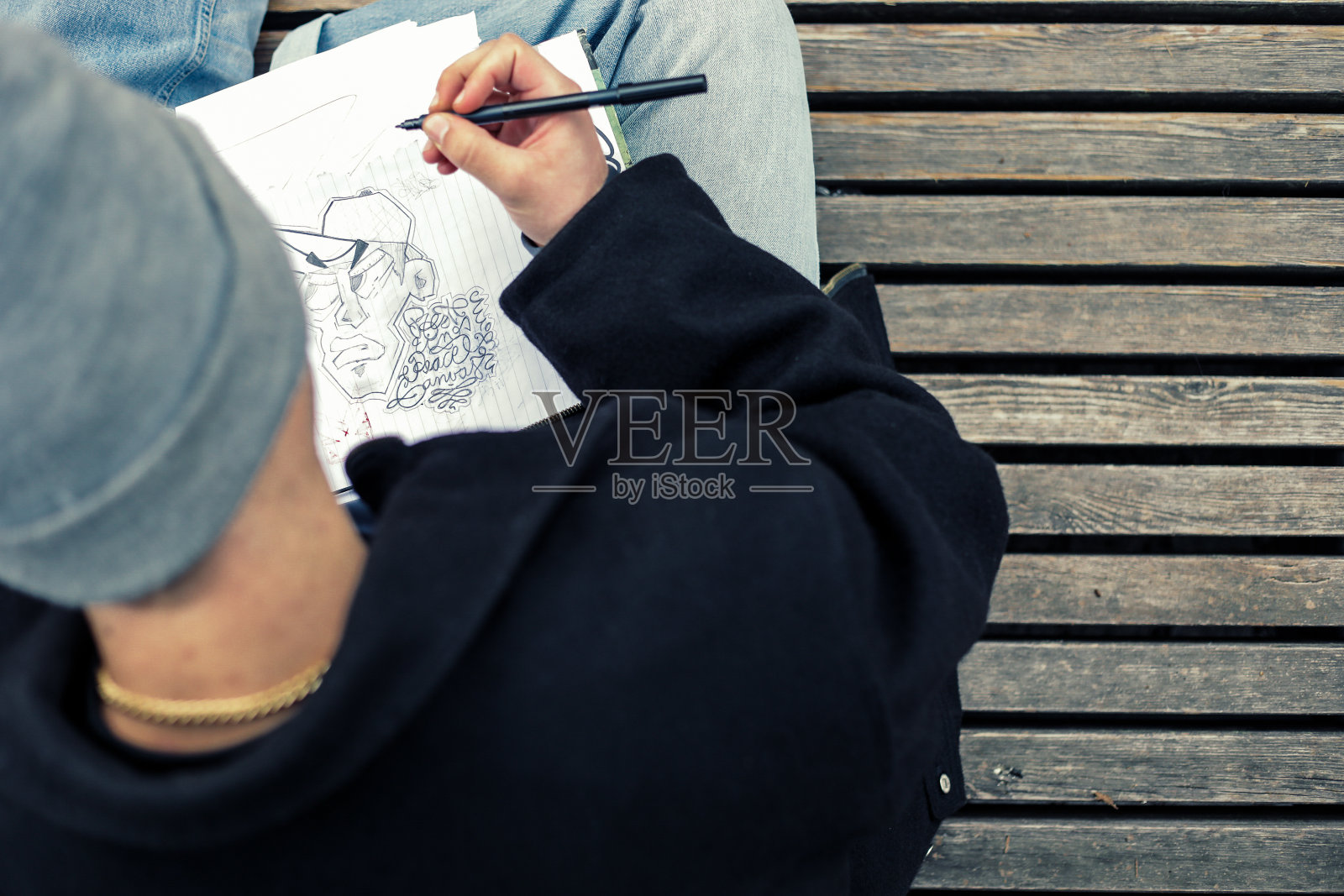 年轻的涂鸦艺术家在户外画素描插画图片素材