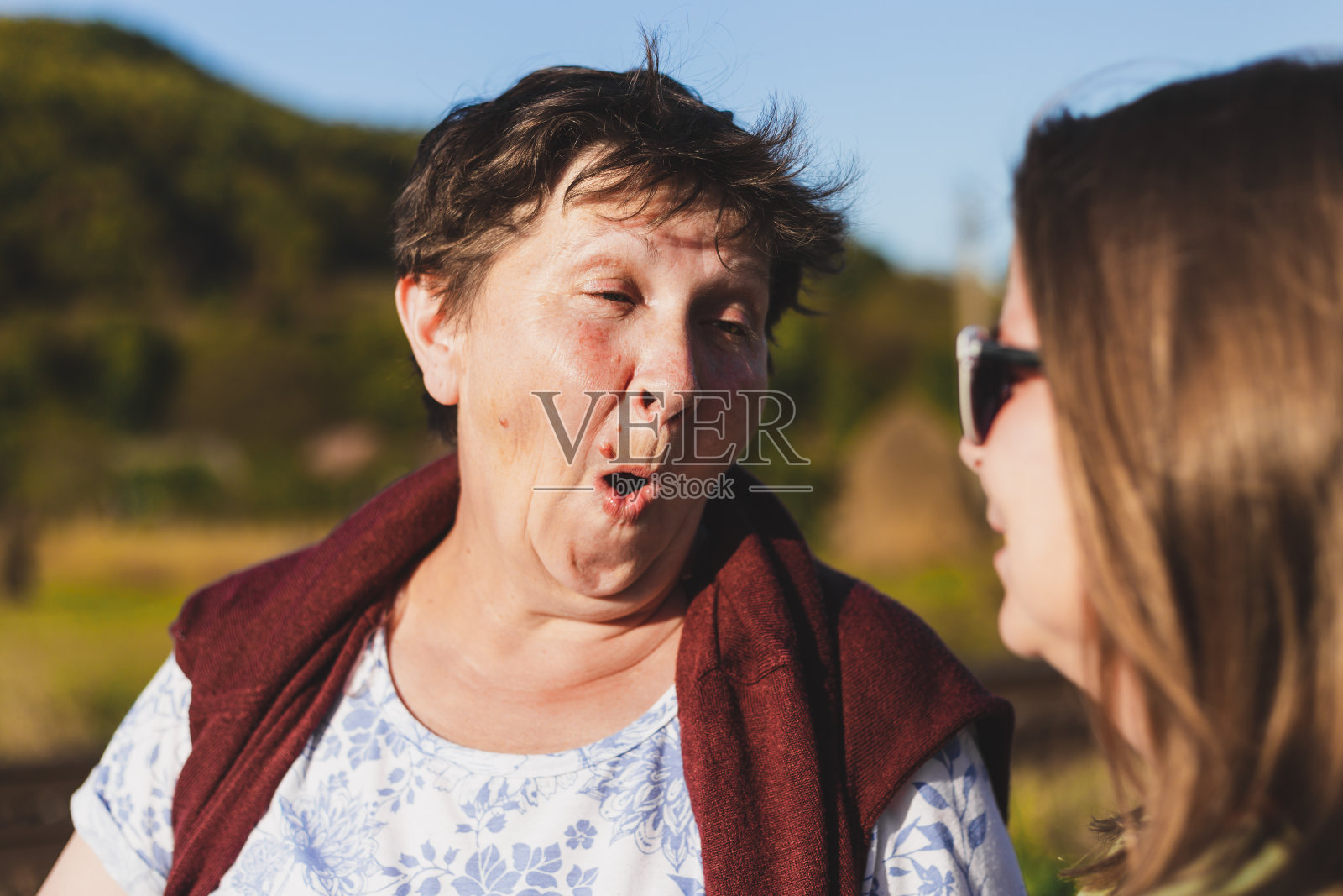 母亲和女儿在外面谈话照片摄影图片