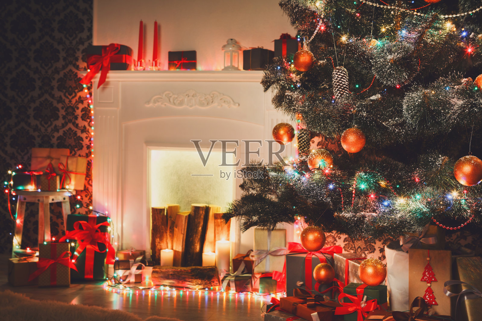 美丽的圣诞树装饰在闪烁的灯光照片摄影图片