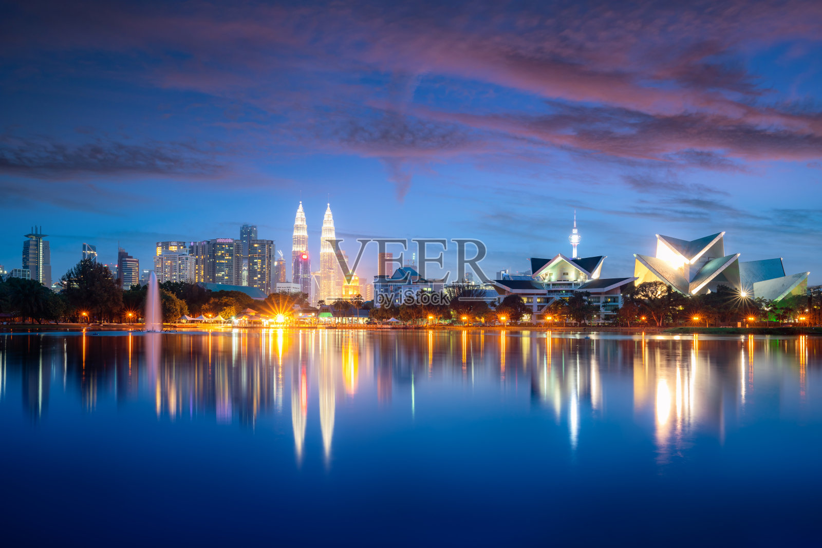 吉隆坡城市摩天大楼和地基与美好的天空黄昏在Titiwangsa公园在吉隆坡。马来西亚。旅游和度假概念。照片摄影图片