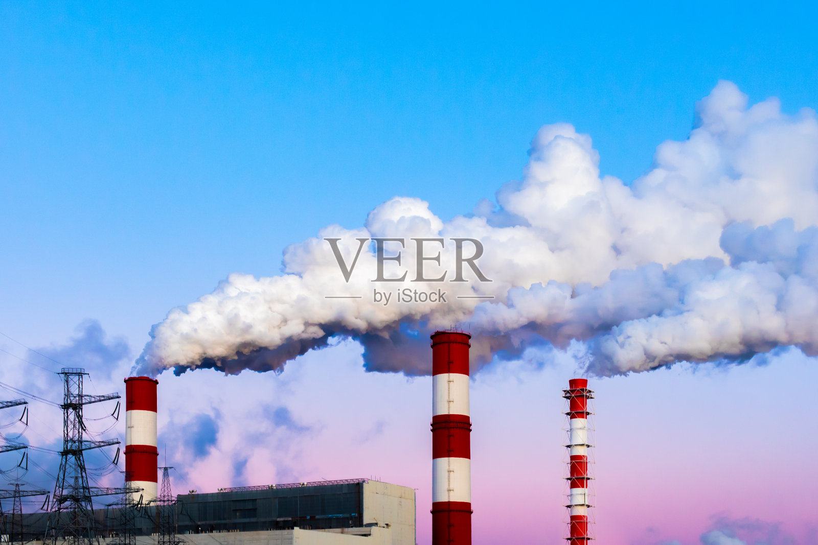 工厂烟囱的浓烟污染了空气。美丽的工业景观，环境污染，空气污染照片摄影图片