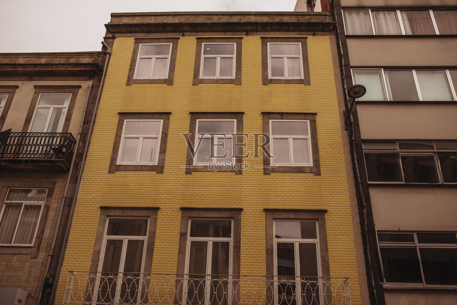 葡萄牙波尔图的黄色住宅楼照片摄影图片