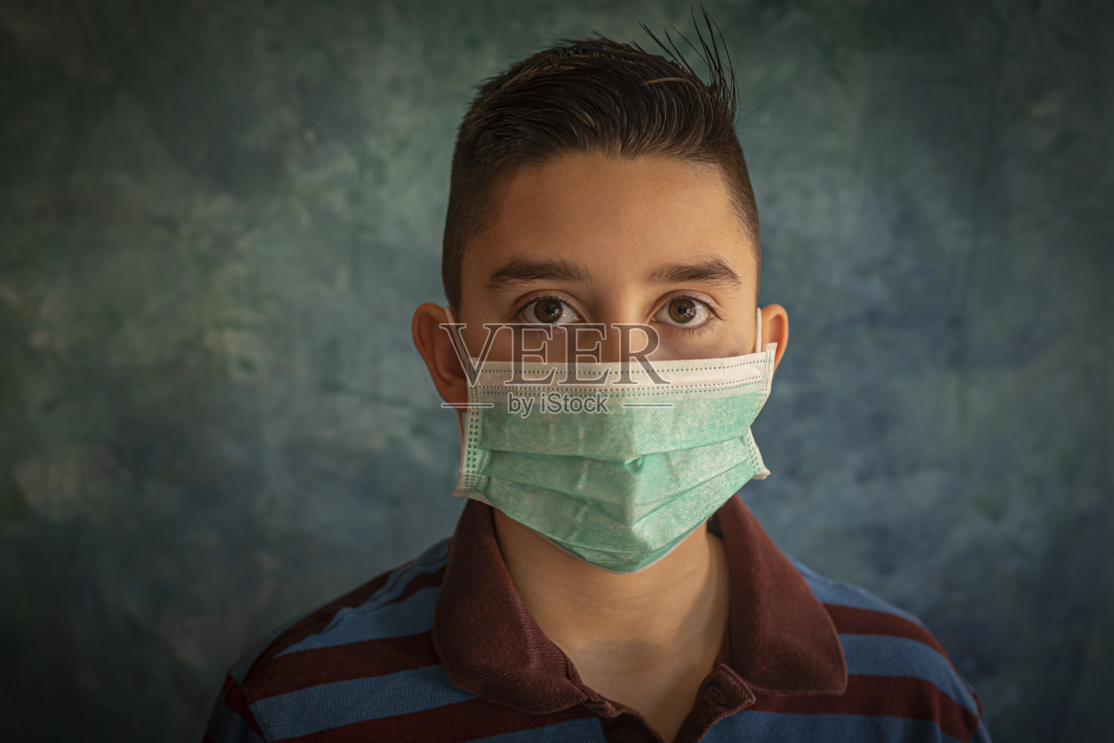 一个戴着防护面具的男孩的肖像照片摄影图片