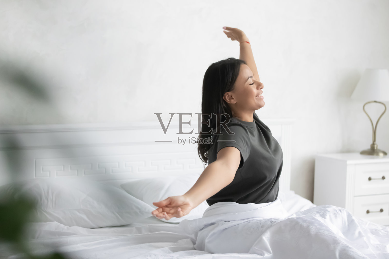 微笑美丽的红发女人醒来在舒适的床上有图案的床单照片摄影图片_ID:325831554-Veer图库