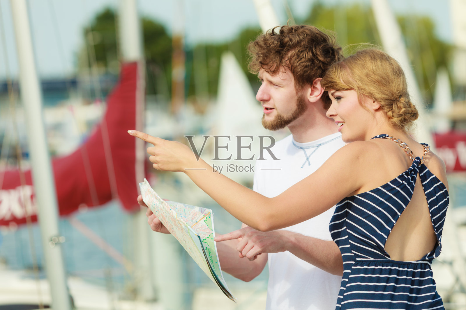 一对游客夫妇在码头上看地图照片摄影图片