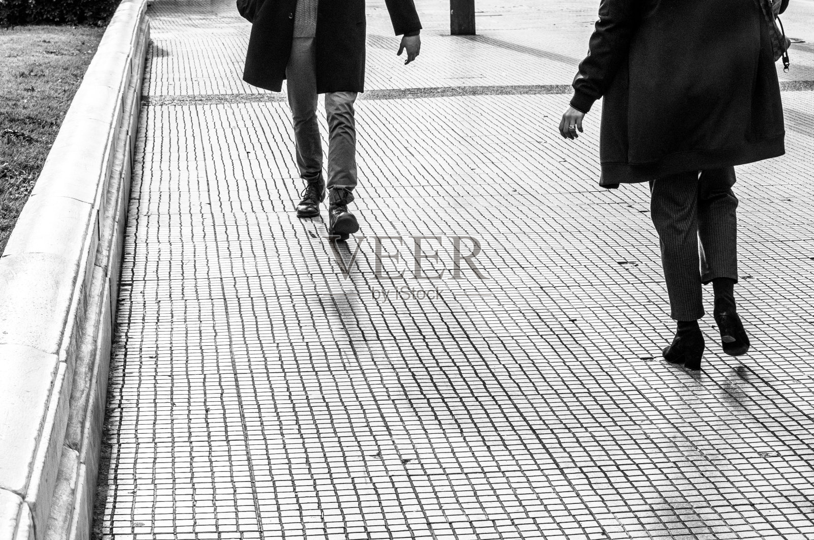 人们走在人行道上，黑白城市生活场景照片。照片摄影图片