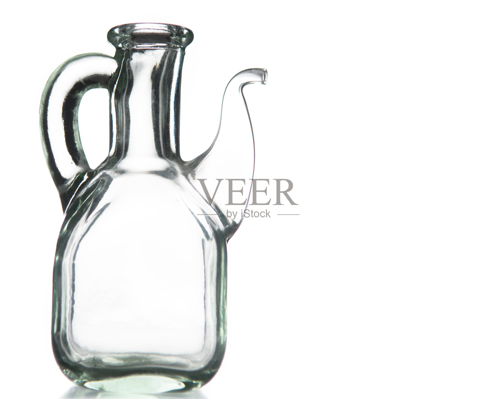 空的玻璃水瓶在白色背景下与拷贝空间。粗轮廓的玻璃瓶照片摄影图片