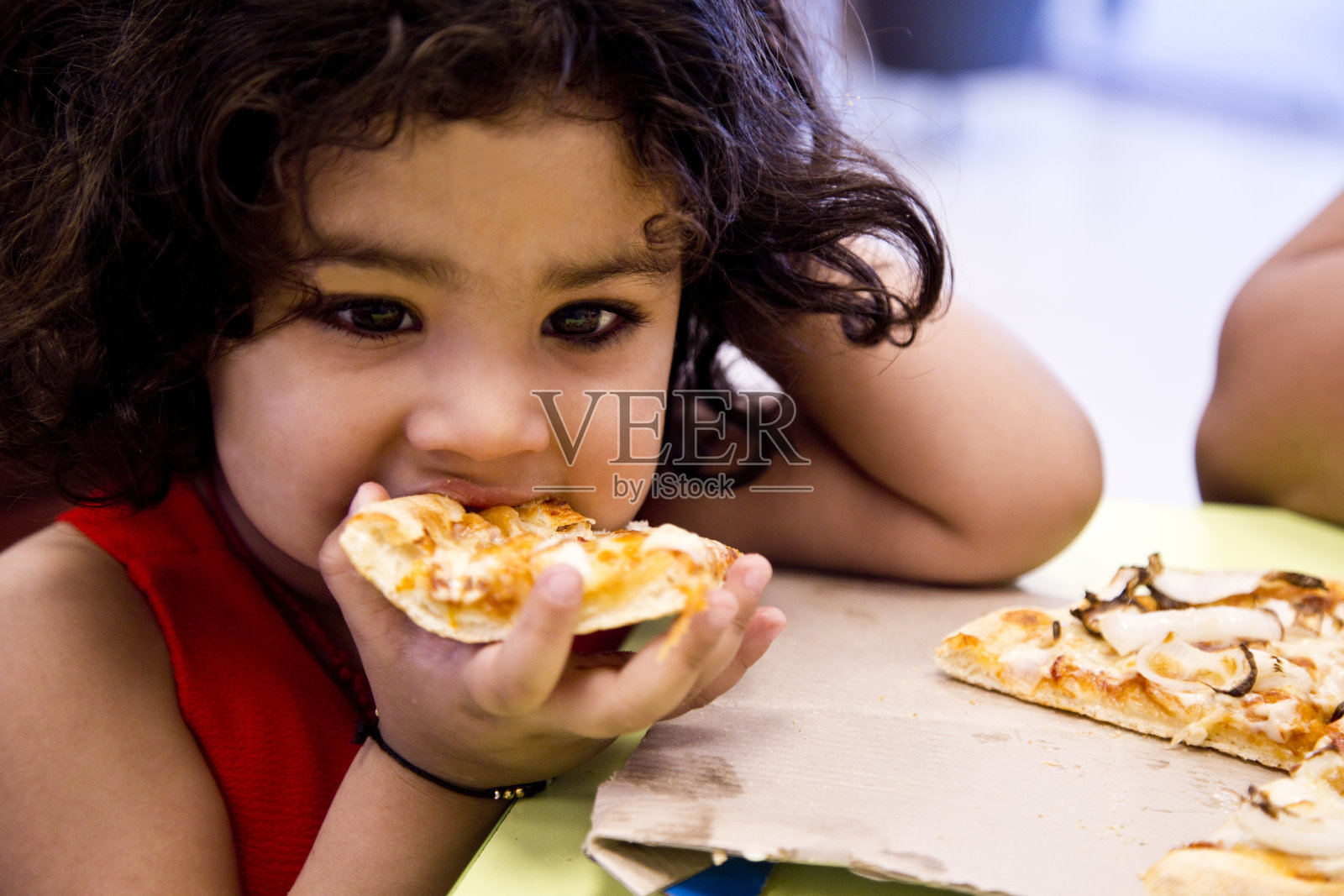 小女孩吃披萨照片摄影图片
