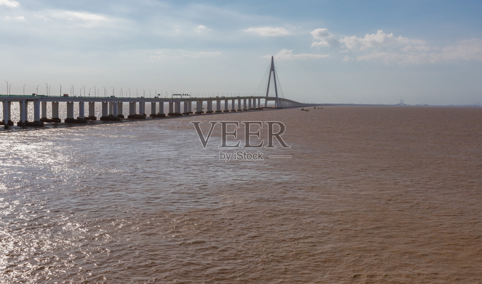 杭州湾跨海大桥是连接嘉兴和宁波的公路桥，是世界十大跨海大桥之一照片摄影图片