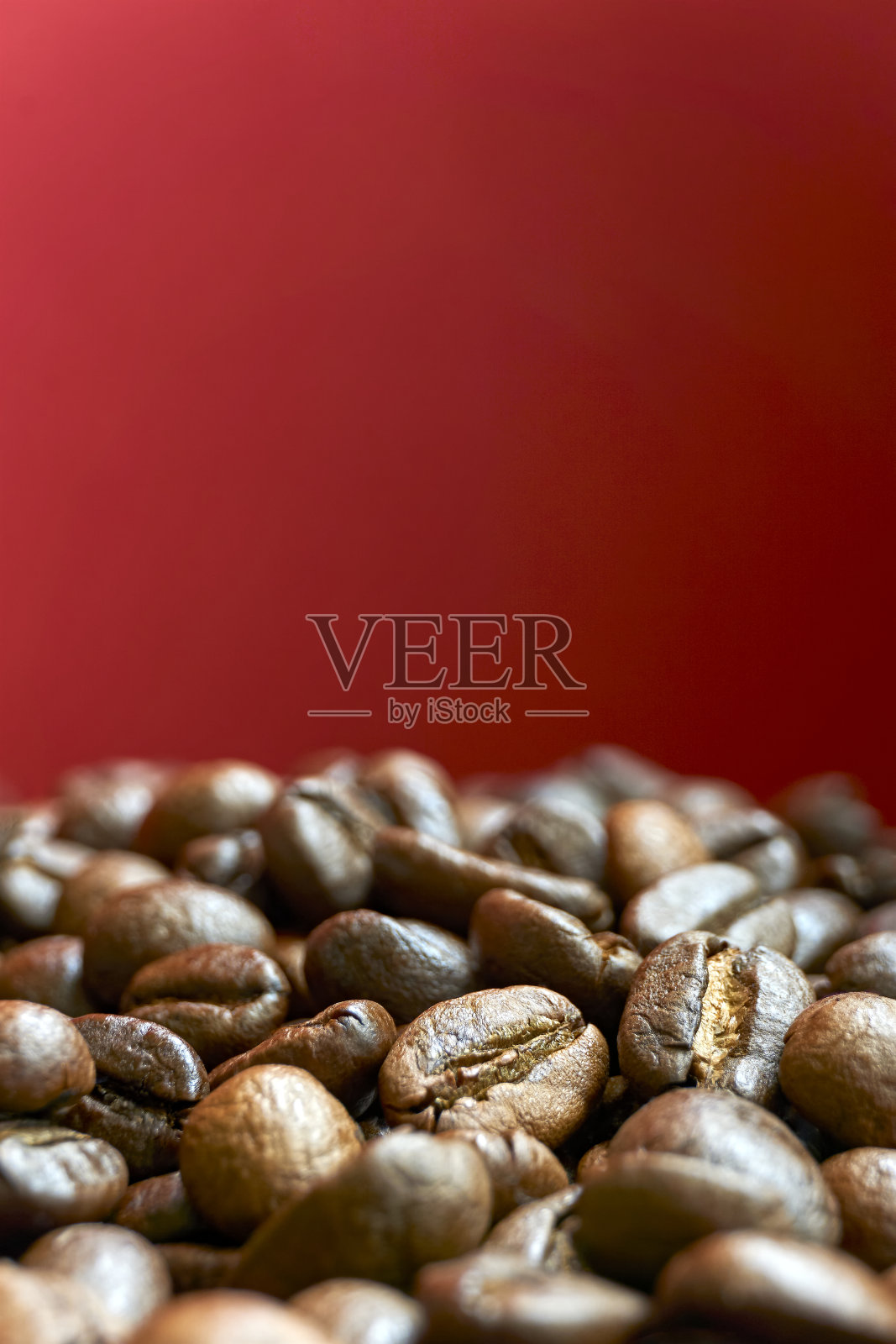 在红色背景下烘焙咖啡豆照片摄影图片