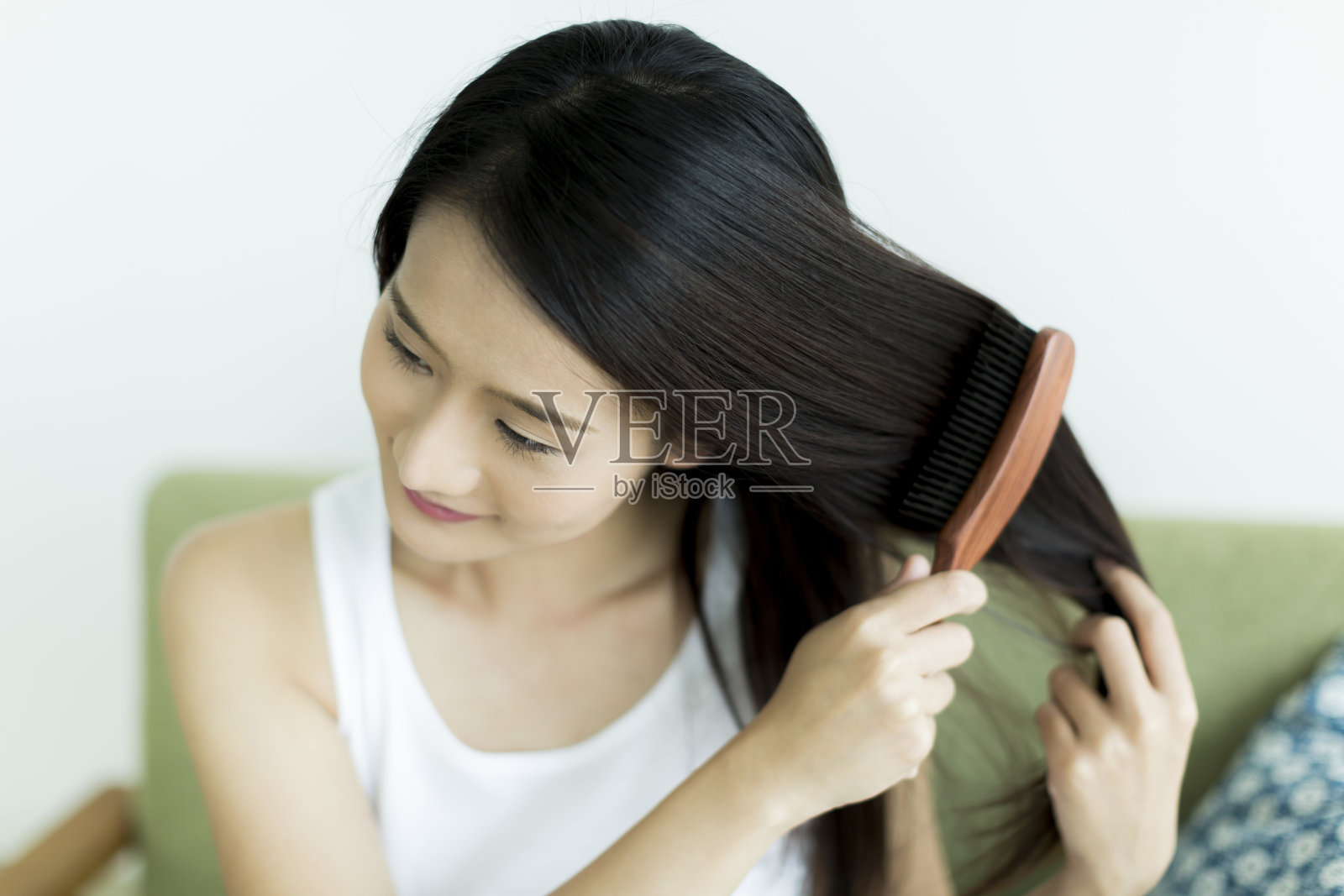 年轻女子梳头照片摄影图片