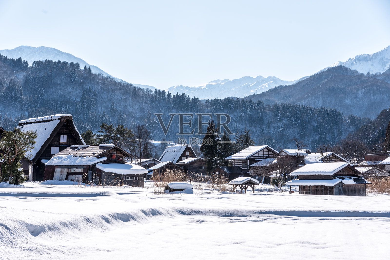 村子里的房子被雪覆盖着照片摄影图片