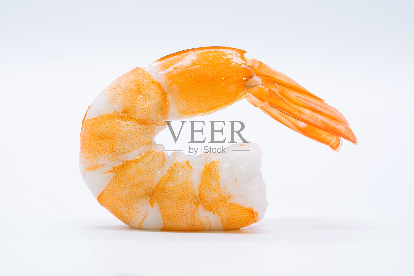 煮熟的虾分开放在白色的背景上。照片摄影图片