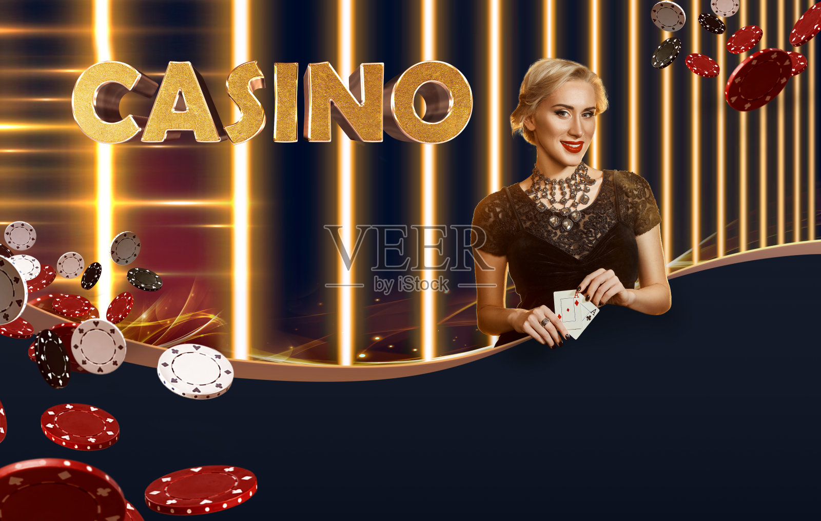 黑衣女人，戴着珠宝。展示两张a，微笑，摆姿势在彩色的背景与金色的题字赌场和飞行筹码。扑克赌场照片摄影图片