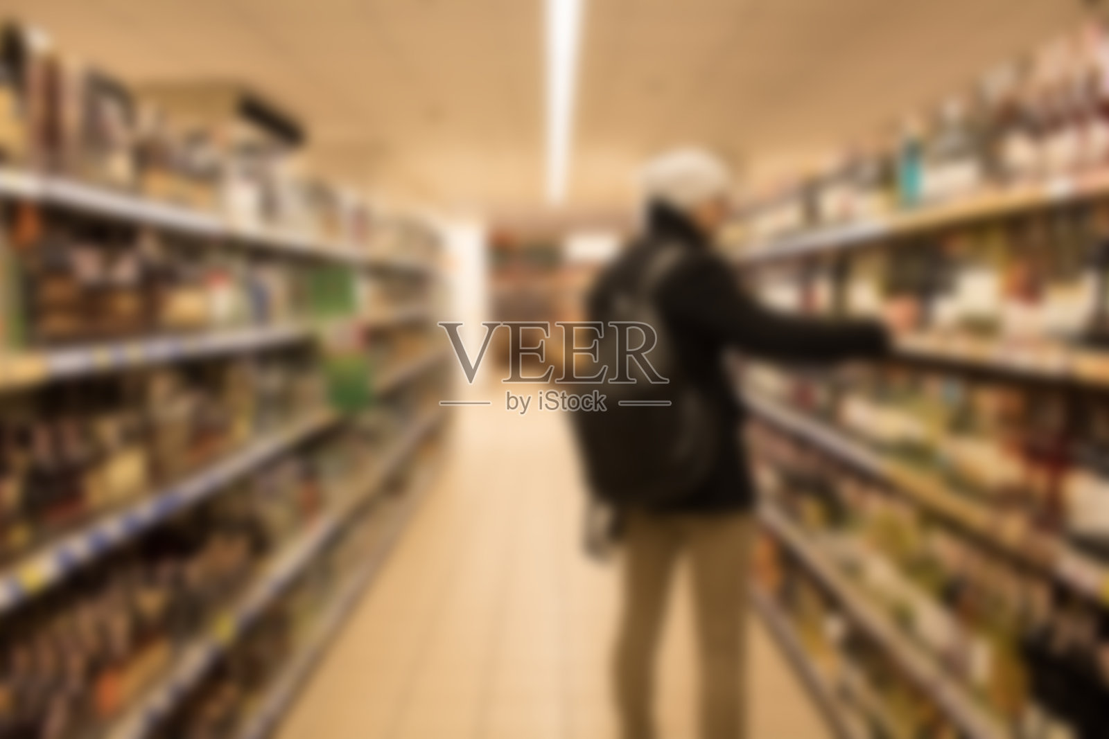 模糊抽象的背景，人们在超市购物，产品在货架上，超市与散焦，客户散焦，复古的颜色。照片摄影图片