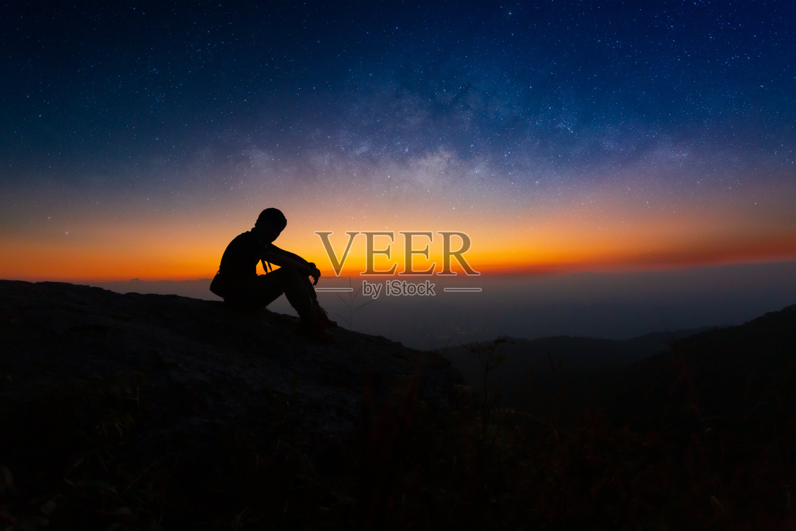 日出时独自坐在山顶上看的年轻人剪影看天空在孤独的夜晚看星星和银河，复制空间，玻利维亚，南美，星空，天文学，凝视照片摄影图片