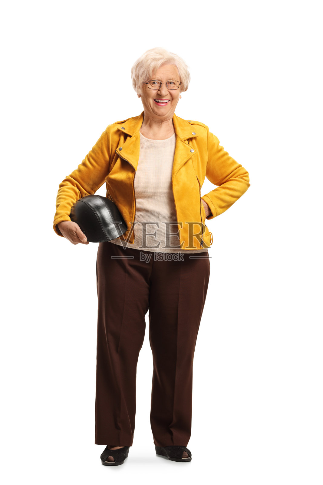 穿着黄色皮夹克，拿着头盔的酷老女人照片摄影图片